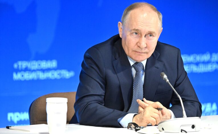 Владимир Путин отметил государственными наградами двух дальневосточников