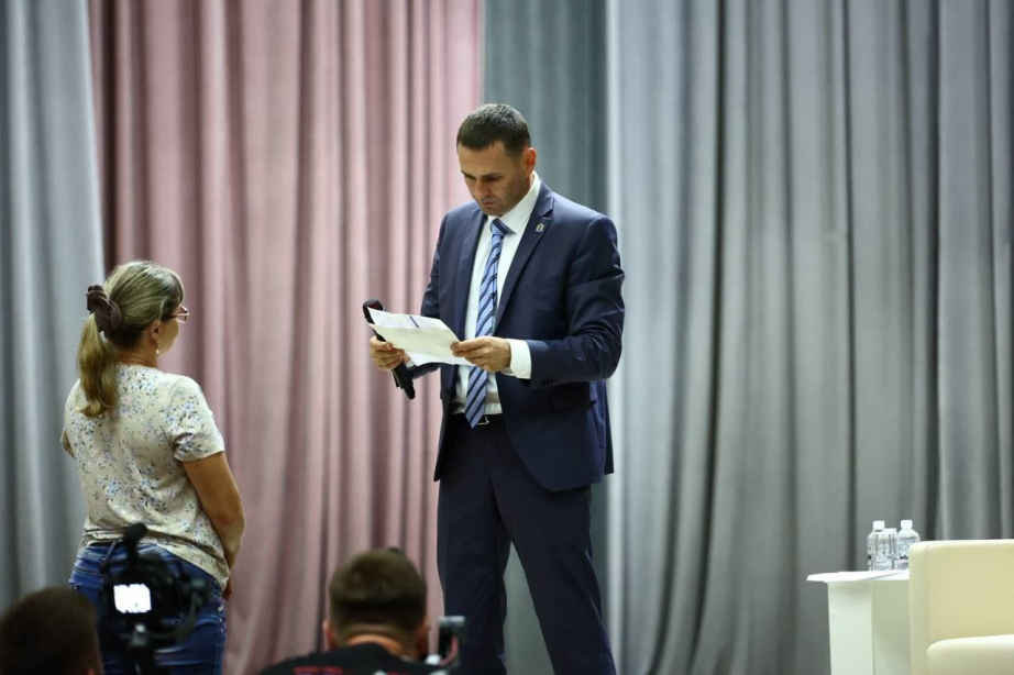 Ни один вопрос врио губернатора не оставил без ответа – жители Бикинского района о встрече с Дмитрием Демешиным