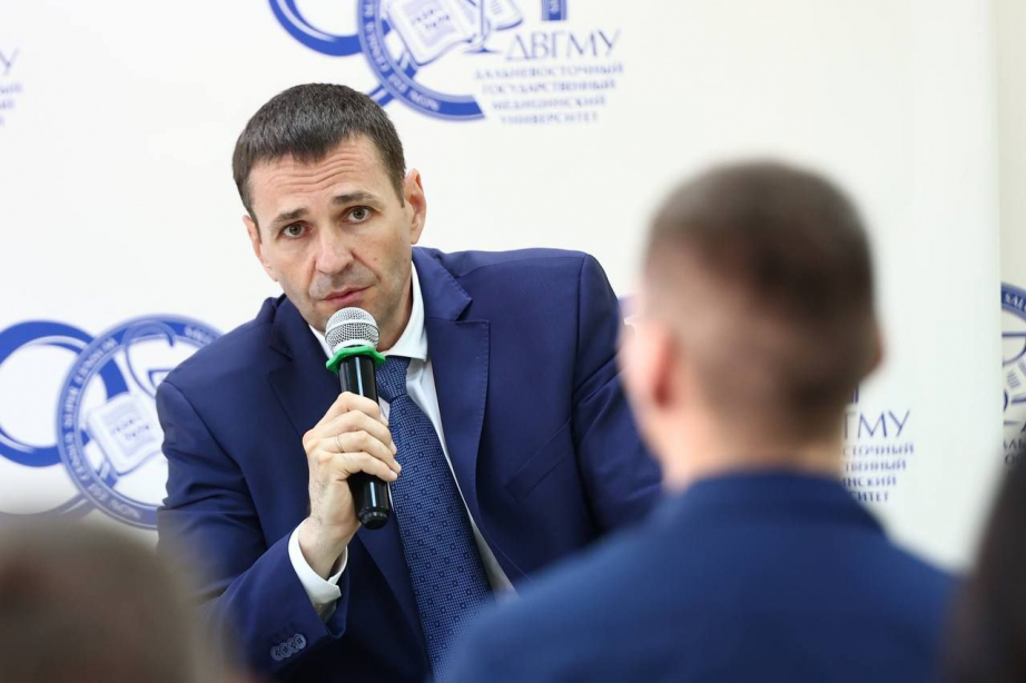 Демешин велел чиновникам сменить пиджаки на спецовки ради своевременной сдачи набережной в Комсомольске