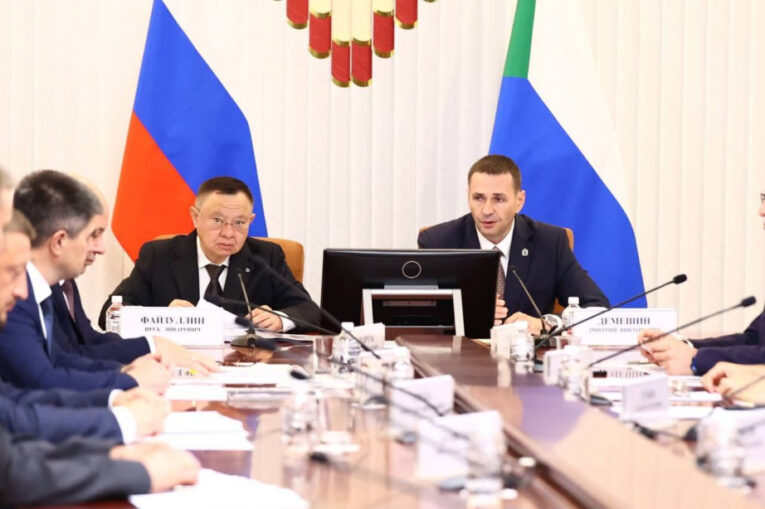 Губернатор Хабаровского края встретился с главой Минстроя России