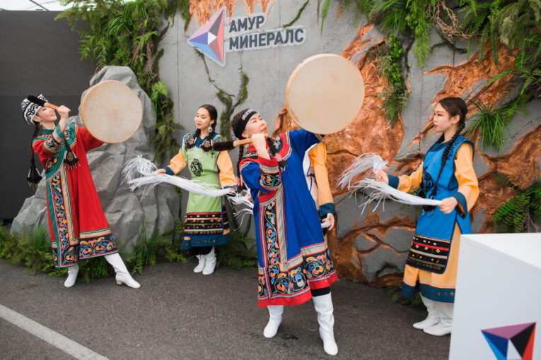 Любовь к традициям и светлое будущее: компания «Амур Минералс» поздравила жителей Хабаровска с Днем города