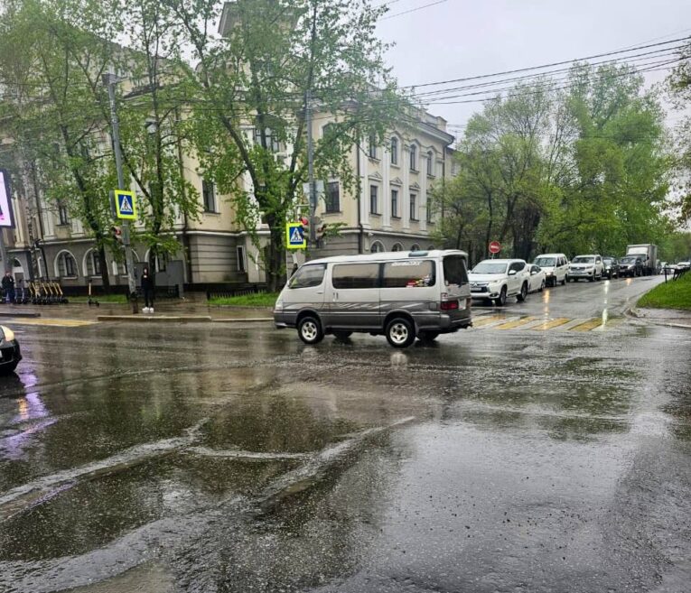 Разбитые дороги в Хабаровске грозят профильному заммэра судом