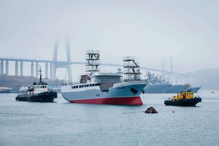 Во Владивостоке на воду спустили юбилейный краболов «Восточной верфи»