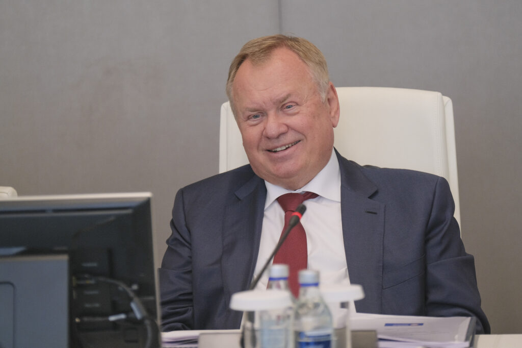 Андрей Костин посоветовал хранить деньги на депозитах