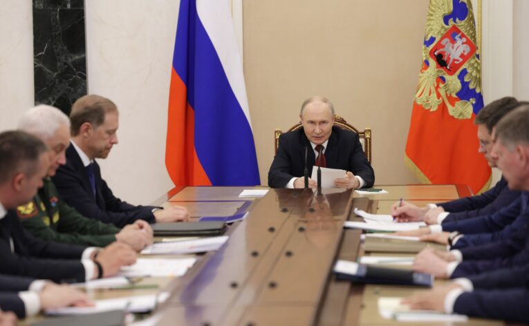 Путин провел совещание по обеспечению топливом внутреннего рынка