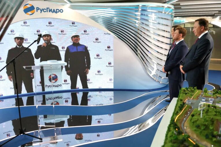 РусГидро ввело гибридные энергокомплексы в Якутии на ВЭФ 2026